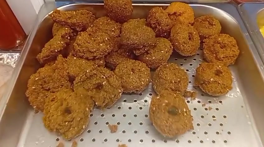 *مطعم المنير* جابلك الطعم اللي يدوخ 😋
🌯 *لفة فلافل* = 1000 فقط 💰  
🌯 *لفة صاج فلافل* = 1000  
🍗 *لفة كص دجاج* = 2500  
🌯 *لفة صاج دجاج* = 2500  
🍔 *لفة بركر لحم دبل* = 3000  
🍔 *لفة بركر دجاج دبل* = 3000  

📌العنوان الشارع العام مجاور مكتبة بسماية🙋🙋
*اوقات التوصيل*: من 5 العصر الى 12 بالليل ⏰  
*للطلب*: ************* ☎️☎️☎️☎️☎️☎️☎️📞 

طعم، نظافة، وسرعة بالتوصيل 🚀🏍️🏍️🏍️
علي حسين
