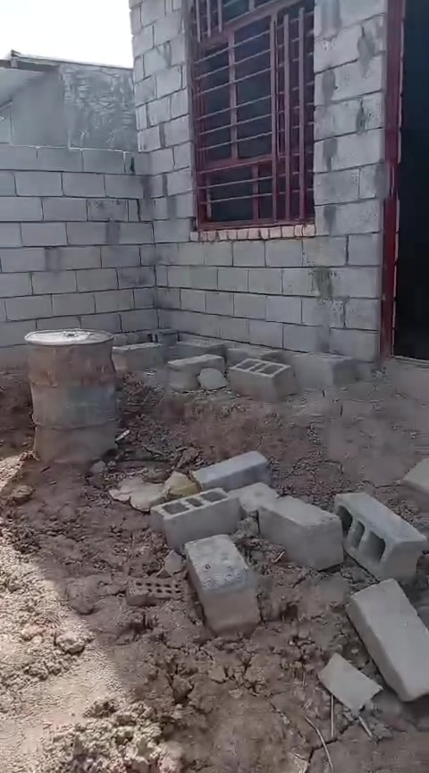 السلام عليكم بيت زراعي سنه 25 قرار م مساحه البيت 200 متر طريق المطار مقابيل اسواق حازم بعد شارع العام 300 متر مي وكهرباء خدمات السعر 35 وبي مجال للشراي***********
