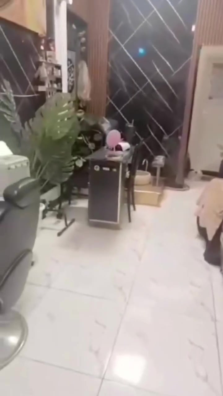 للبيع غراض حلاقه او محل كامل ماناقصه اي شي حتى كرسي مغسله شعر وجهاز الهايدوفشل وجهاز بخار نضيفات استعمال قليل  العنوان الدوره الميكانيك للاتصال ***********
