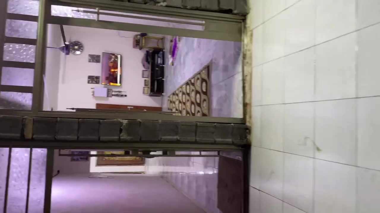 السلام عليكم بيت تجاوز للبيع 
يتكون مكانه قرب مدرسه العلم 
غرف 2+كل غرفه بيها حمام وحدها
تواليت رائسي مالبيت
ترك 2
طرمه
حوش
صاله كبيره
مطبخ تركي 
سكف حديد 
بنيان البيت جديد ماصارله 5اشهر 
تواليت خارجيه مال صاله 
بيت نضيف وجاهز 
رقمي بي واتساب +تصال 
***********
