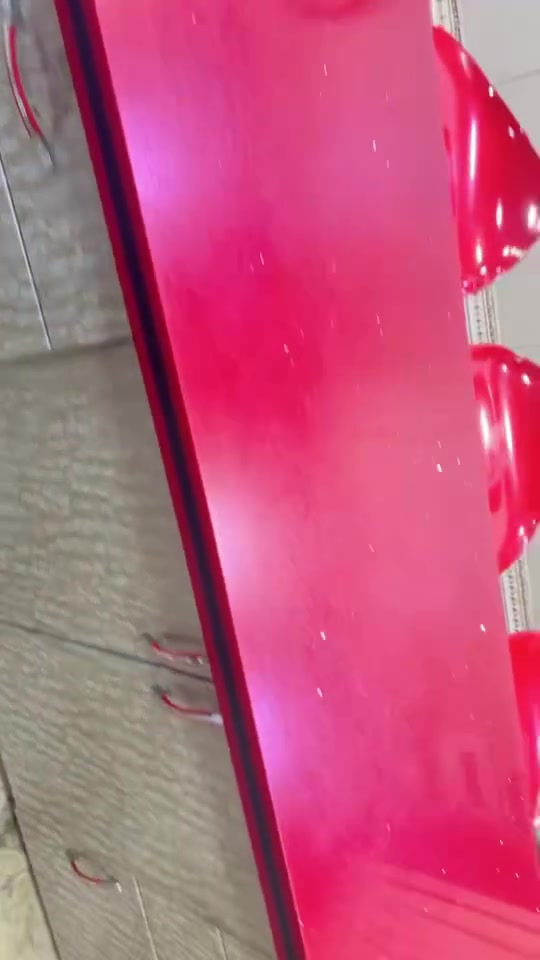 غرفة تركي للبيع المهتم يرسل عالرقم ادزله تصويرها كامل مع كاونتر 3 متر وثريات 2 كبار و 2 صغار وبراكيتات عدد 2 / وقنفه دائريه مع طابوريه /الرقم ***********
