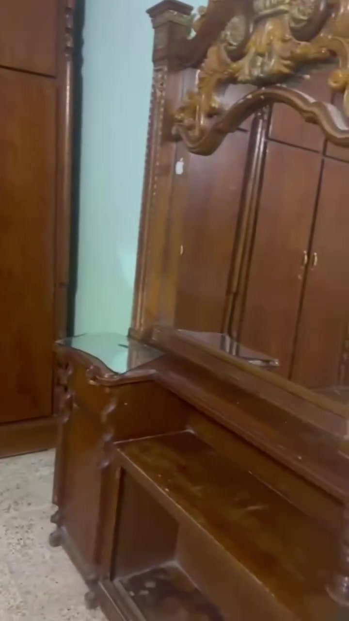 السلام عليكم غرفه اخشاب للبيع عراقيه خشب بلوك مستعجل على بيعتها الشراي يتصل ***********
