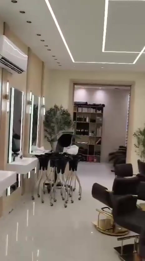 سلام عليكم
عملي جميع الديكورات 
والورق جدران  وصبغ
***********
