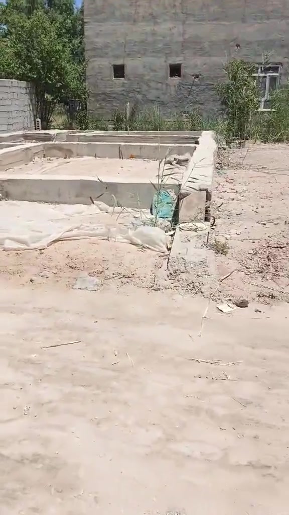 قطعه ١٠٠م واجهته ٧متر ونزال ١٤ متر بيه رباط الحر الصغير حي الهادي قريبه علي الشارع العام ٤٠متر السعر ٢٥سند ٢٥ 
***********
*********** واتساب على الاثير
