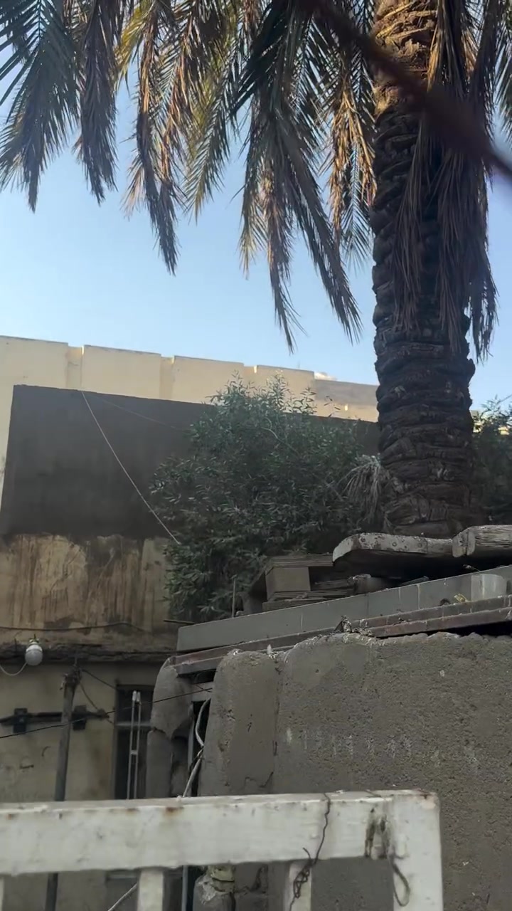 دار تجاري للبيع  في منطقه البنوك مقابل مستشفى شعب العام من جهه باب الطوارئ مساحه الدار (( 238 م )) الواجه ((  12 ))  ونزال (( 20 )) 

محله 315 زقاق 86 دار 24
تفاصيل اكثر الاتصال ***********
