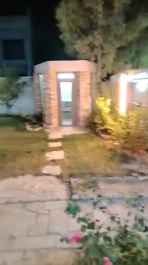 🏡🔥 فرصة نادرة للبيع — مزرعة كاملة فيها 3 منازل وبسعر مميز جدًا!
هل
❓ تريد مزرعة واسعة وموقعها مميز؟
❓ تريد أكثر من منزل داخل نفس العقار؟
❓ تريد فرصة استثمارية يمكن تقسيمها وبيع كل منزل بشكل مستقل؟
❓ وتريد بناءً حديثًا جاهزًا للسكن مباشرة؟

إذا كانت إجابتك نعم… 👇
شوف هذه الفرصة قبل لا تروح عليك! 🔥

📍 الموقع: بعد الشلالات بـ 1 كم تقريبًا
📌 أقرب نقطة دالة: بعد مستشفى فلاح غازي التجميلي بحوالي 200 متر
🌿 وقريبة جدًا من مزارع العباسية

🌳 المزرعة بمساحة 1,250 متر

والأجمل؟ 😍

المزرعة على 4 شوارع، وكأنها جزيرة مستقلة بين الشوارع،
 وهذا يعطيها خصوصية ومداخل متعددة 
وموقعًا مميزًا جدًا.

🏠 داخل المزرعة 3 منازل مستقلة:

🏡 المنزل الأول
📐 حوالي 530 م²
🛏️ 4 غرف نوم
🏠 طابق واحد

🏡 المنزل الثاني
📐 حوالي 310 م²
🛏️ 3 غرف نوم
🏠 طابق واحد

🏡 المنزل الثالث
📐 حوالي 430 م²
🛏️ 3 غرف نوم
🏠 طابق واحد

✨ والميزة الاستثمارية الأقوى:

يمكن فصل كل منزل عن الآخر بشكل طبيعي، وبالتالي يمكن شراء المزرعة كاملة، أو بحسب الاتفاق شراء كل منزل كوحدة مستقلة.

يعني أنت لا تشتري مجرد عقار واحد…

أنت أمام 3 وحدات سكنية داخل أرض واحدة وبمساحات كبيرة. 🔥

🏠 البناء حديث
🗓️ البناء سنة 2022

💧 ماء ✅
⚡ كهرباء ✅
🚿 صحيات ✅
❄️ سبالت موجودةز✅
🔑 التحويل والسكن مباشر

يعني العقار:
جاهز للسكن والاستفادة،
 وليس مشروع بناء يحتاج سنوات من التعب والمصاريف.

💰 السعر؟
🔥 السعر الكلي للمزرعة: 525,000,000 مليون 

📐 سعر المتر: 420,000 ألف دينار عراقي 

🤝 والسعر قابل للتفاوض ضمن المعقول.

والأهم:
إمكانية فصل المنازل وبيعها بشكل منفصل تعطي العقار مرونة استثمارية مميزة.

⭐ لماذا هذه الفرصة تستحق الاهتمام؟

✅ مساحة كبيرة 1,250 م²
✅ على 4 شوارع
✅ 3 منازل داخل المزرعة
✅ مجموع مساحات المنازل حوالي 1,270 م²
✅ بناء حديث 2022
✅ خدمات كاملة
✅ سبالت موجودة
✅ سكن ، وتحويل مباشر
✅ موقع قريب من الشلالات ، ومزارع العباسية
✅ إمكانية فصل كل منزل عن الآخر
✅ مناسبة للسكن 
أو الاستثمار أو العائلتين/الثلاث عوائل

🔥 عقار بهذه التركيبة ليس مجرد شراء… بل فرصة تجمع السكن والراحة والمساحة الواسعة والاستثمار في مكان واحد.

📞 للاستفسار والتفاصيل والتفاوض:

👤 مع أبو فهد
📱 واتساب: ***********

إذا كنت جادًا بالشراء، لا تكتفِ بالصور والكلام… تعال وشوف الموقع والمنازل بنفسك، وبعدها احكم.

🌹 تحياتي للجميع، وبالتوفيق للمشتري الجاد.
