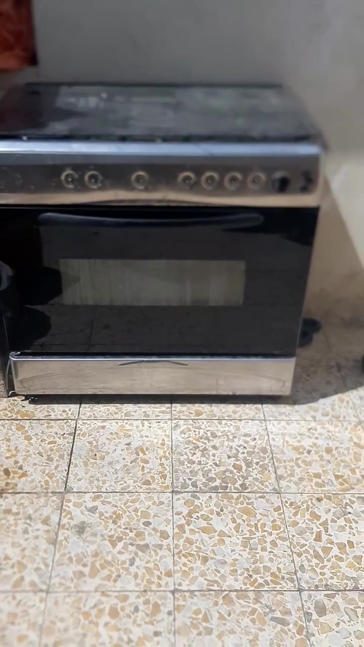 عندي طباخ مناسب للبيع مركز ناصريه***********
