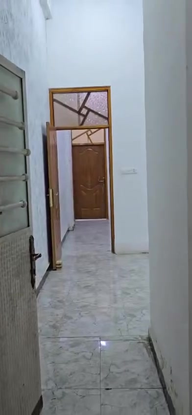 السلام عليكم شقه للايجار ارضي معزوله نظيفه وجاهزه للسكن بيها صاله وغرفه وحمامات 2 كما موضح بالفديو ايجار قفل 250 على الشارع العام دور الشرطه الزعفرانيه ماء كهرباء سحب كامل مقابل افران البركه للاستفسار ***********

