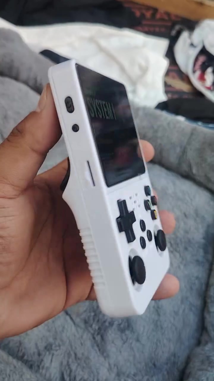 جهاز ألعاب محمول Retro، ومكتوب على الشاشة والعلبة:
CAPCOM PLAY SYSTEM I
32 لعبة
لون أبيض
شاشة ملونة
أزرار تحكم + عصاين
Made in China
العلبة مرتبطة بعلامة GAMLAB
الظاهر أنه جهاز تجاري مقلّد/مرخّص تجارياً وليس جهاز Capcom السعر ٤٥ الف

نص مكتوب في الصور:
- شاشة ملونة HD 32 لعبة متوفرة بطارية قابلة للشحن تصميم محمول وخفيف عصا تحكم مزدوجة الجهاز من زاویه أخرى واجهة العلبة الأمامية ظهر العلبة HD SCREEN 32 GAMES RECHARGEABLE PORTABLE DUAL STICK