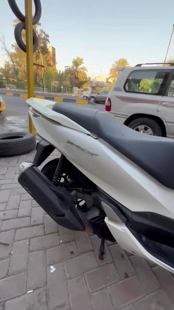 سلام عليكم PCX جيل الرابع للبيع جديدة بمعنة الكلمة اي نقص مابية مواصفات APS حرف A حرف T العنوان بغداد حي القاهرة قرب جامع النداء الرقم *********** السعر 15ورقة وبية مجال
