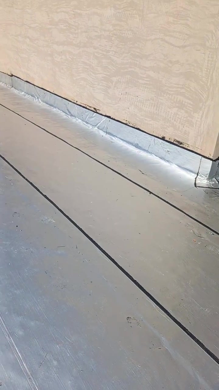 ‏🏗️ جهّز سطحك اليوم وارتاح باچر..
الشتا وصل والمطر يفلّش البيت!" 
🔹 إذا تعاني من حرارة البيت وتسربات الميّاه أو رطوبة السطح بسبب الامطار، الحل موجود ويبدأ من عندنا!
 #شركة المنصور تقدملك خدمة عزل الأسطح باحترافية وبمواد أصلية إيطالية الصنع مع 
#ضمـــان حقيقي وجودة تدوم 15 سنه
✨ #خطوات عملنا:
1️⃣ #مرحلة التنظيف والتحضير
📌 يبدأ كادرنا المتخصص بتنظيف السطح بشكل كامل من الأوساخ والغبار.
📌 #نفتح السبالت وخزانات الماء ونزيل كل العوائق حتى نضمن سطح نظيف وجاهز للعمل 100%.

2️⃣ #مرحلة العزل الأولي
📌 بعد التنظيف نطبّق طبقة أساس حسب اختيار الزبون:
الزفت الحار
زفت بارد الرايمر
الفلانكوت
3️⃣ #فرش ودستار الإيزوكام
📌 كادرنا المحترف يفرش الإيزوكام بطريقة دقيقة تضمن التغطية الكاملة للسطح.
4️⃣ #الكوي الحراري
📌 نستخدم الكوي الحراري بمواد عالية الجودة، درجة أولى و إيطالية المنشأ.
📌 #نضمنلك عزل حراري ومائي متكامل مع شهادة ضمان حقيقية.
5️⃣ #التكحيل وفتح المزاريب واللمسات النهائية
📌 #بعد ما نكمل الكوي الحراري والتكحيل، نبدأ بعملية الترحيل النهائية بإتقان حتى تشوف السطح مرتب وكامل .
 #يسلمك السطح جاهز 
---
✨ مع #شركة #المنصور للإيزوكام تضمن:
✔️ حماية سطحك من تسرب الميّاه والرطوبة.
✔️ مواد أصلية وعمل مضمون.
✔️ تنفيذ احترافي بأيدي كادر ذو خبرة طويلة.
✔️ التزام بالمواعيد وسرعة بالإنجاز.

📞 للتواصل والاستفسار:
اتصل أو راسلنا واتساب الآن وخلي السطح مالك بأمان!
***********   --   ***********  
شركة المنصور لتغليف السطوح‏
