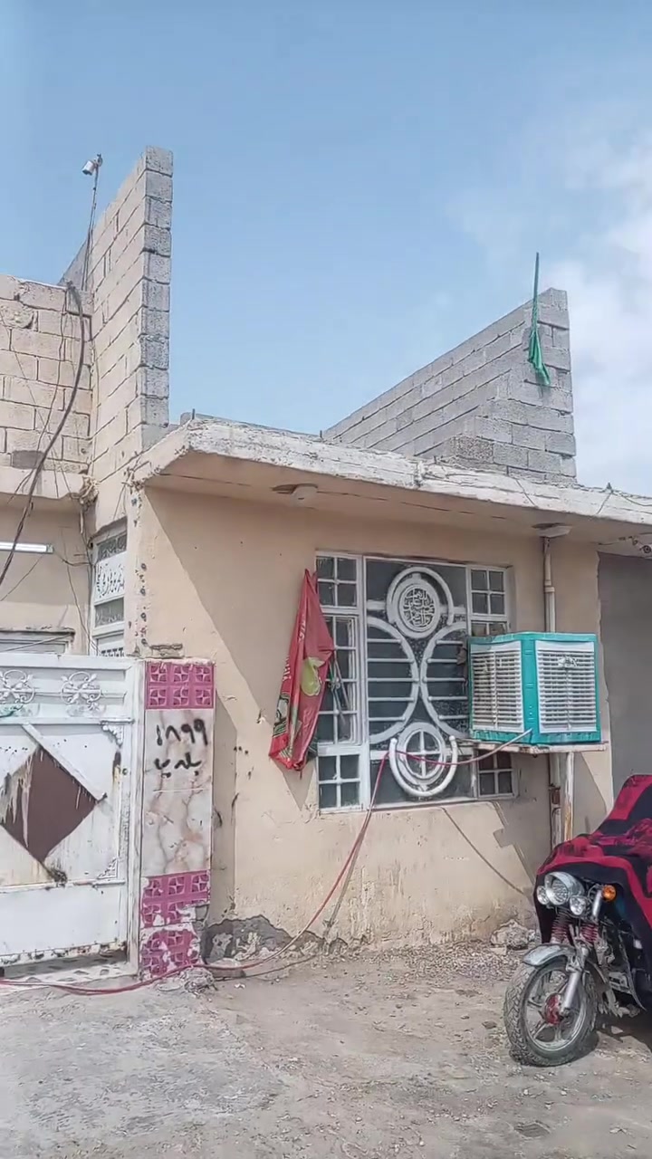 السلام عليكم بيت للبيع المساحة 100 مربع هول وستقبال وغرف نوم 3 وحده جوه كامله وثنين فوك مكاملات عنص تواليت خارجي المكان كوت حي الحكيم نزلت عميد جادر مقابيل افران العلم السعر25وبي مجال للاستفسار اكثر رقمي ***********
