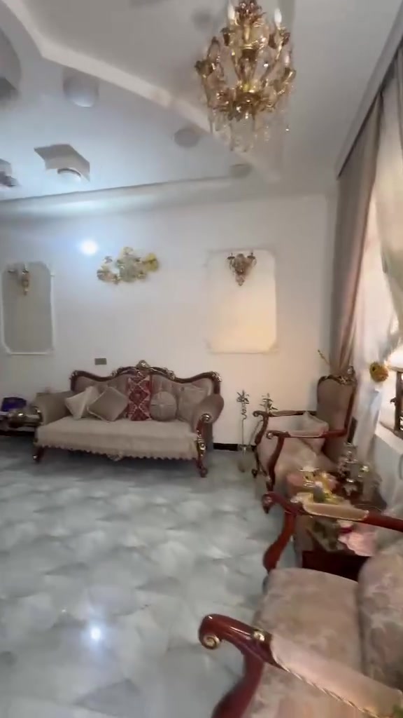 السلام عليكم منزل للبيع الموقع بعقوبة التحرير الحولي بالجزء اول 
يبعد ع شارع الحولي محمد ليلة ٥ بيت ع شارع المساحة ٢٠٠ متر 
طابو زراعي ٢٥
منزل مفول مواصفات 
الاستفسارات ع رقم ***********
