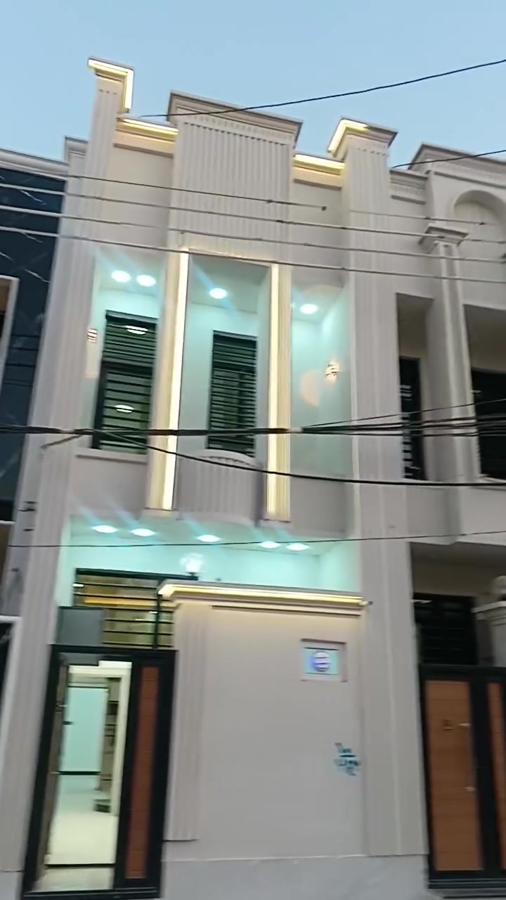 ياالله ياالله ياالله 
دار سكن 50 متر طابقين بناء طابوق جمهوري 3 غرف نوم واستقبال كافة الخدمات سند 25 إقرار محكمه مكاتبه مع صاحب الارض كربلاء المقدسة شارع ألعاب السندباد حي القريشي ،،
السعر //125 مليون قابل للتفاوض
للتواصل معنا//***********
