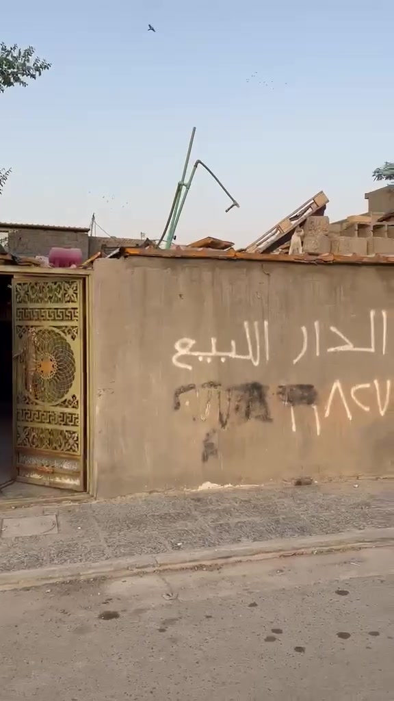 السلام عليكم بيت ١٠٠ متر للبيع 
سند اصفر السطح سندويج ع شارع تبليط
حي البساتين السلام 
السعر ٣٥ 
***********
