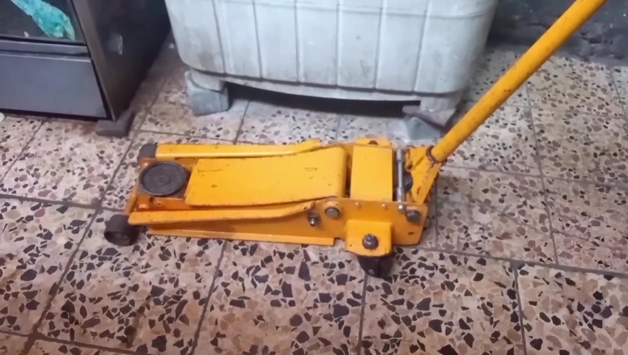 ⭕ يوجد توصيل لكافة المحافظات 
جك عربانه 3 طن دبل بستم خالي من اي نظوح شغال وعل الفحص شرط الفحص أمام المندوب السعر 95 الف مكاني بغداد قرب ساحة مظفر ***********
