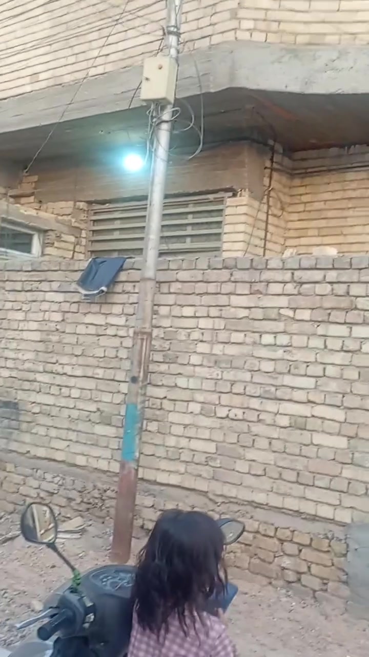 بيت المساحة 100 متر البيع بناء طابوك مسلح عالي عن شارع بناء جديد 2025 يحتوي على غرفة نوم ستقبال مطبخ صاله صحيات منور  كافة الخدمات متوفرة الفرع 8 متر قريب عن شارع سند 25 سعر65 المراجعة المكتب العنوان سبع قصور المشروع قرب الموالدة ثانيه او قرب جامع حيدر لاتصال على رقم ***********
