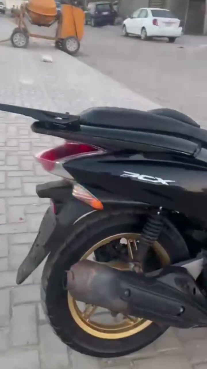 ​للبيع:PCX موديل 2013
المحرك: 150cc (محرك بلاد، نشاط وقوة بالمشي)

​الموديل: 2013

دهن ومي راديتر LIQUI MOLY . ويل ذهبي بلادي 

 محرك بشرط، تشغيل سريع، الدراجة جاهزة للعمل والسياقة وما تحتاج مصاريف.

​الكهربائيات: منظومة كهرباء كاملة شغالة (لايتات، إشارات، هورن).

السعر 950 وبيها مجال بسيط للأستفسار ***********

مكان حي الجهاد الديوان
