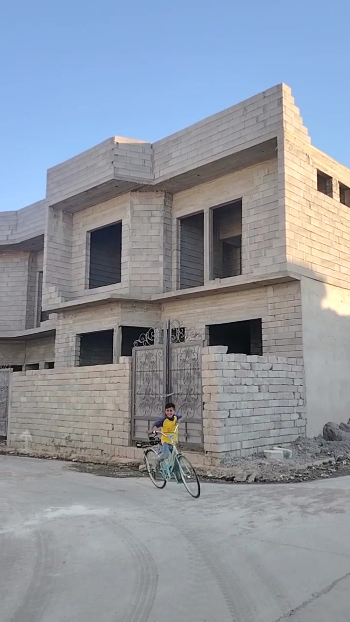 السلام عليكم  بيتين ركن لبيع بل عبور البيت مساحتو 110.. البيت الوحد يحتو على خمس غرف نوم جوه ثنين واستقبال ومطبخ وسحيات وفوك ثلاث غرف  ومطبخ وسحيات. سعر لبيت.الوحد   46مليون وبي مجال        ***********

