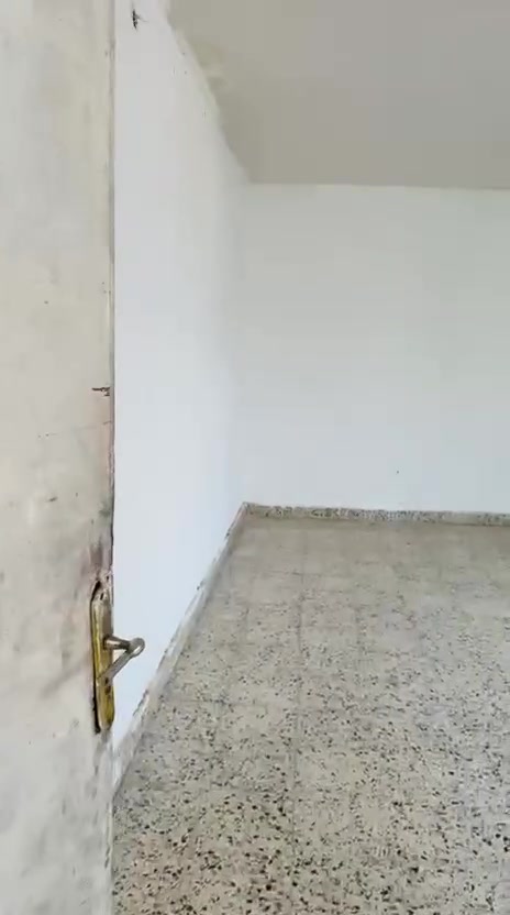سلام عليكم بيت طابق ثاني للايجار مقابيل قاعة الريماس 
قرب المضخة يتكون من ثلاث غرف نوم كما موضح في الفديو بدل الايجار قفل ٣٠٠
للاستفسار الاتصال على الارقام التاليه 
***********
***********
