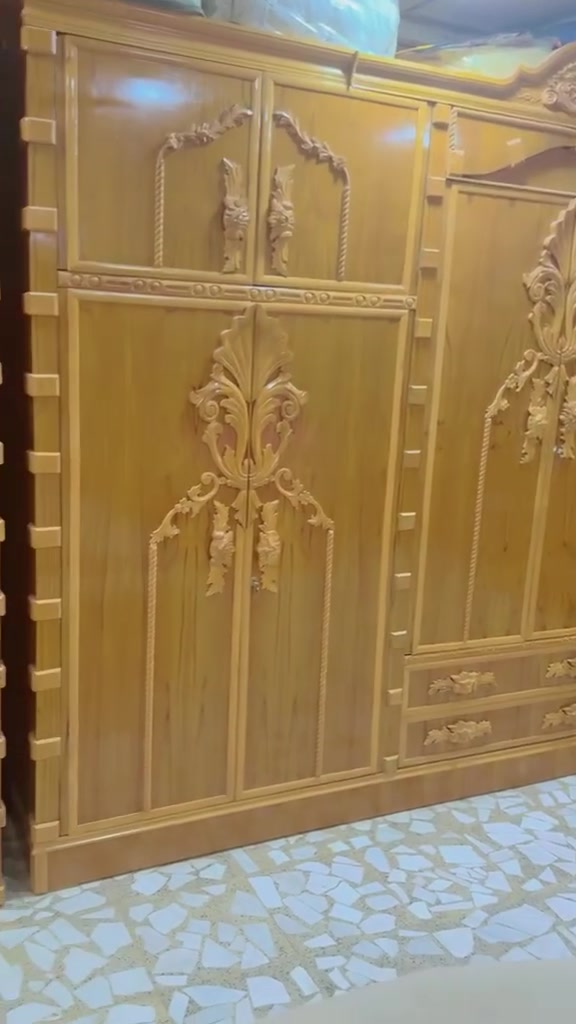 غرفة نوم • موديل المسرح • نقش بالأبواب