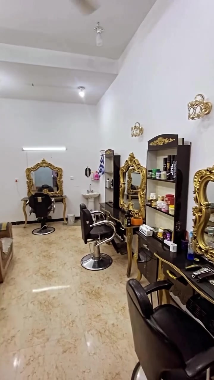سلام عليكم حبايب غراض محل للبيع كلشي بسعره متوازي عليهن مكاني بغداد يم جسر المثنى ***********
