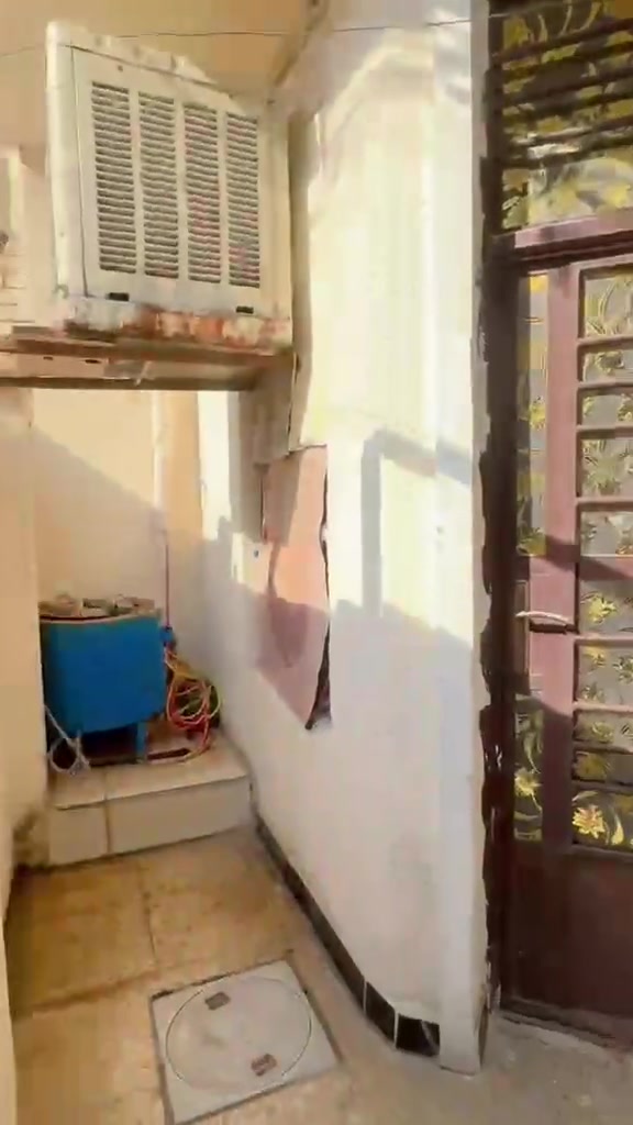 السلام عليكم
دار للبيع مساحة ٧٥ متر واجهه ٥ م و نزال ١٥ م طابور زراعي ٢٥ بناء قبل اربع سنين  مدخلين الطابق الأرضي صاله و مطبخ و صحيات و غرفة نوم و منور و الطابق الثاني غرفتين نوم و وصحيات و الأخير بيتونه و وسطحين للعلم المنطقه مخدومه بكافة الخدمات العنوان حي المصطفى مقابيل علوات قاهر السعار بالفرع مال صيدلية محمد طلال و قصابة المصطفى للاستفسار ***********
