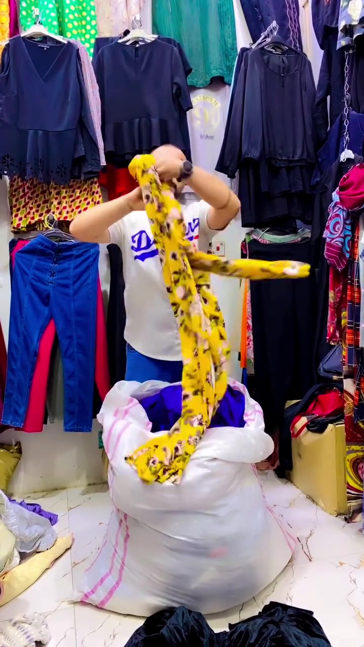 🫰ملاحظة لانتعامل بالدين مطلقاً 🫰 الفستان الجميل لا يمنحكِ مظهراً ساحراً ❤️فحسب، بل يمنحكِ ثقةً 🌹تنير العالم من حولك.البساطة في تفاصيل الفستان هي قمة الرقي والجاذبية.🤍الفستان المتجانس 💜مع قوام المرأة هو قطعة فنية تتحرك 👍برقة الحياة.الأناقة في ارتداء الفساتين هي الجمال الوحيد الذي لا يزول بمرور الزمن.
العنوان بابل سوق ابي غرق شارع قاسم ابو الكباب او اسواق باب الحاره
***********
