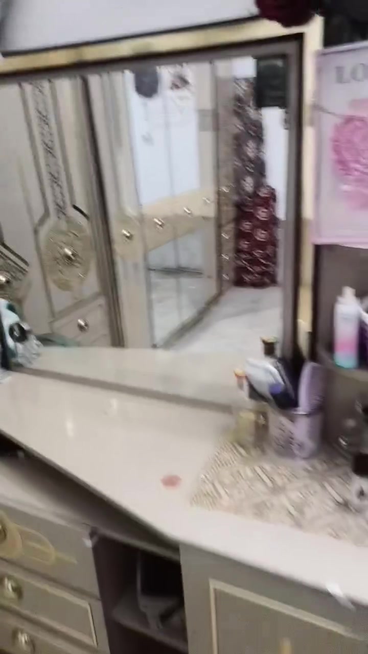 سلام عليكم غرفه نوم للبيع تركي قبل سنه اخذتها ب2مليون ونص رايدها بمليون ونص  تواصل عل رقم *********** واتساب موجود بي

