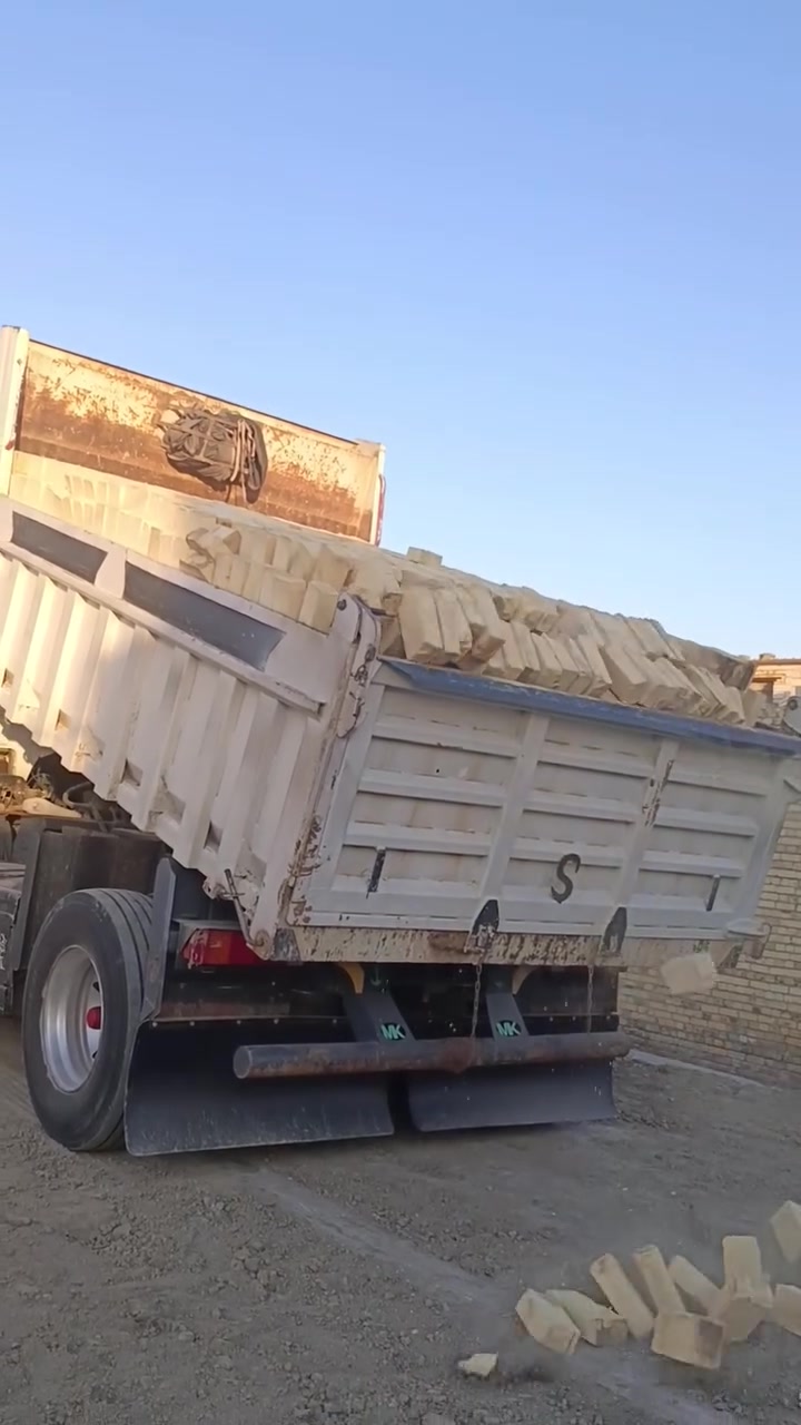 السلام عليكم زبائننا الكرام 🤍
(لسنا الوحيدون لكننا الافضل) 
🔹 ‏للبيع اجود انواع الطابوق والكسر من انتاج معامل طابوق انجكتر 🤚🏻 :- عدد مضبوط٤٠٠٠ - زيادة ٣٠٠طابوقة - معالج من الملاح - قياسات ذو فحص مختبري عالي الدقة .. كذلك العدد مضبوط وخاضعة لمختبرات عالية .. والاسعار تنافسية وملائمة للمشتري توصيل ا وبسعر مخفظ 
حسب المكان 💖 للاستفسار الاتصال على الرقم *********** متوفر واساب 📲
