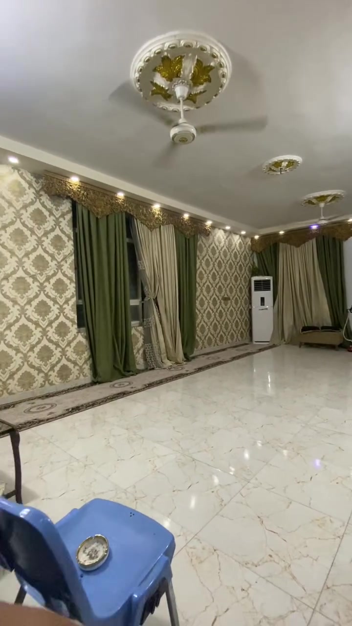 السلام عليكم …
بيت للبيع مساحة ٣٠٠ 
بناء حديث
كامل وفوگ مشتمل كامل نفس بناء الطابق الارضي بالشعلة الدوانم شارع ابو دراج موقعة ثاني بيت عن الشارع … الطابق الارضي يحتوي على صالة ٩x٥ و الاستقبال ٩x٥

وغرفة وحمام وترك خارجي حول البيت ومطبخ حار للاستفسار 
***********  
مع غرفة الاخشاب للبيع
