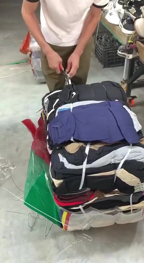 العنوان بابل الإسكندرية شارع المعمل مجاور مصرف الرافدين اسم محل احمد باله *********** لا يوجد فرع ثاني فقط محل واحد بل الإسكندرية وقت دوام من ساعه 3 عصر الي 12 بليل لا يوجد حجز للملابس لا يوجد خدمه توصيل يوجد عدنا كسر بالات يوميا٧

