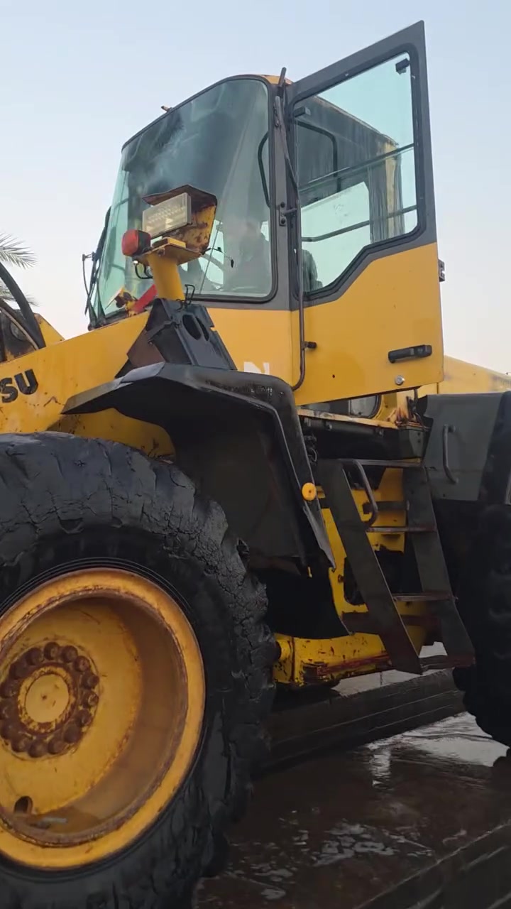 لبيع شفل كوماتسو موديل ٢٠٠٠ رقم بابل كلش نضيف مكان بابل ***********
