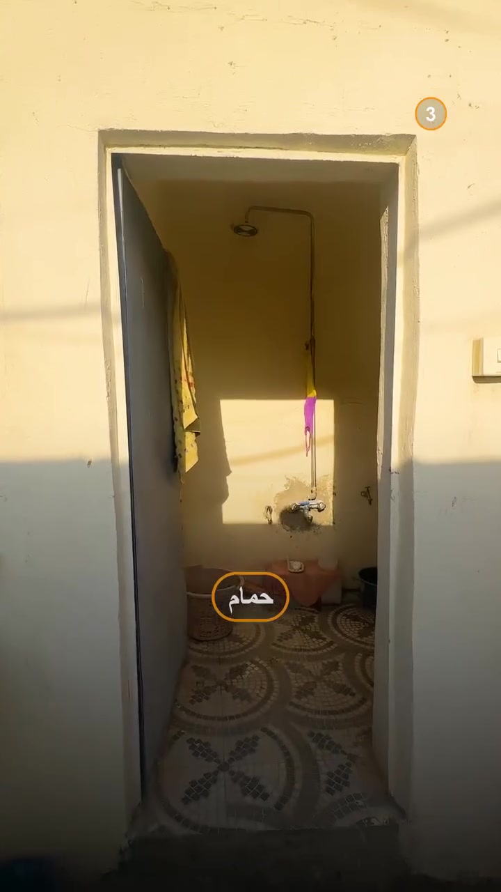 البيت طابو ملك صرف كلش حلو وبحاله جيده يسكن مباشرةً مساحتة 80 متر الاستفسار الاتصال على الرقم *********** 
***********
