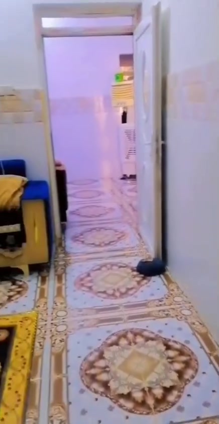 السلام عليكم بيت لبيع مساحه مية متر مواصفات كامله الموقع بهرز حي  القادسيه شارع تبليط قرب اسواق سنبله/***********
