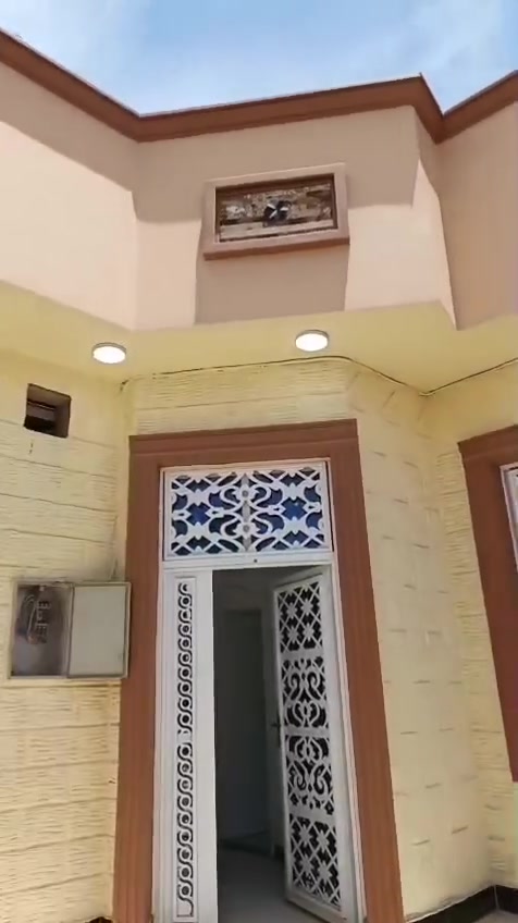 السلام عليكم يتوفر بيت للبيع مساحه 200متر طابو زراعي عراقي يتكون من غرفتين صالتين دوانيه مطبخ صحيات داخليه خارجيه كراج العنوان ابو الخصيب حمدان قرب جامع التقوى سعر 130مليون وبي مجال ***********
