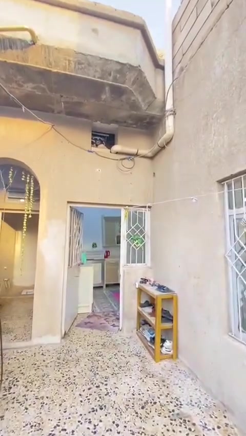 السلام عليكم بيت للبيع موقعه في البصره المشراق القديم شارع الجنابي ركن ع شارع 20متر مساحة البيت 163متر  كافة خدمات متوفره البيت يحتوي ع استقبال وصاله صحيات داخليه وخارجيه مطبخ وغرفه عقار البيت طابو صرف  للأستفسار  ***********
