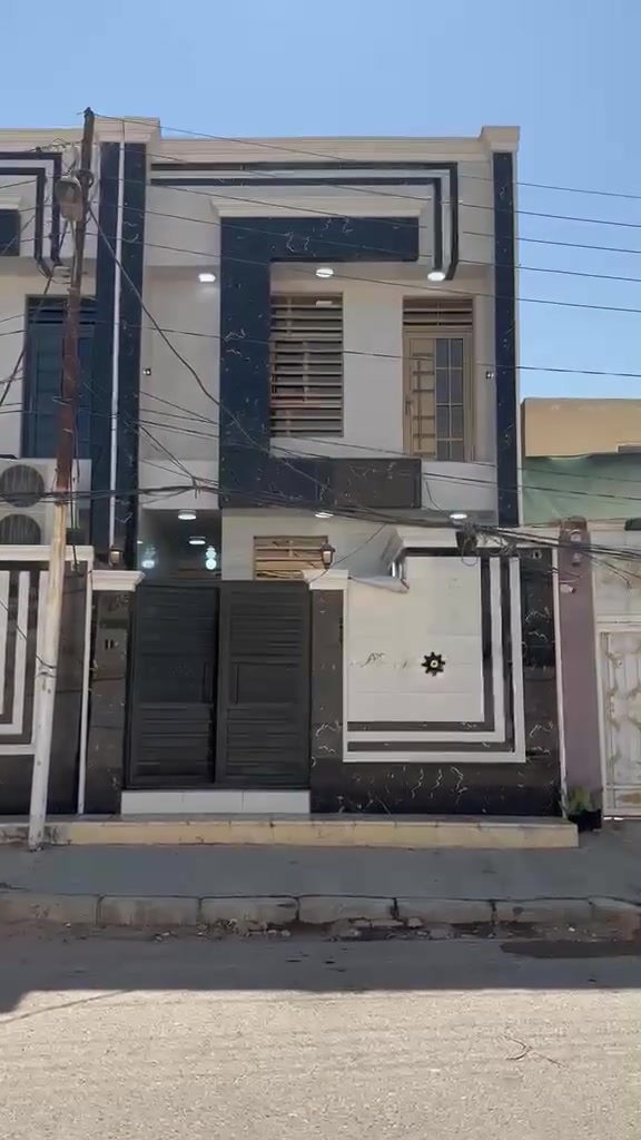 🏡  دار للبيع  للبيع – النجف - حي الجمعية

📍 الموقع: شريط حي الجمعية 
قرب جامع البصراوي 

📐 المساحة: 100 متر 
📏 الواجهة: 5 م
📏 النزال: 20 م

🔹 مواصفات العقار:

- طابقين صب كونكريت 
- الطابق الأرضي: غرفه، صالة، استقبال، مطبخ، وصحيات. منور
- الطابق الثاني: غرفتين صاله ،صحيات 
- البناء صب كونكريت ونظيف.
- شارع 15 متر ع ساحه 
- البيت فارغ وجاهز للتسليم.

✅ مناسب للسكن مباشرة   

💰 السعر // 200 مليون مع المجال

***********
***********
