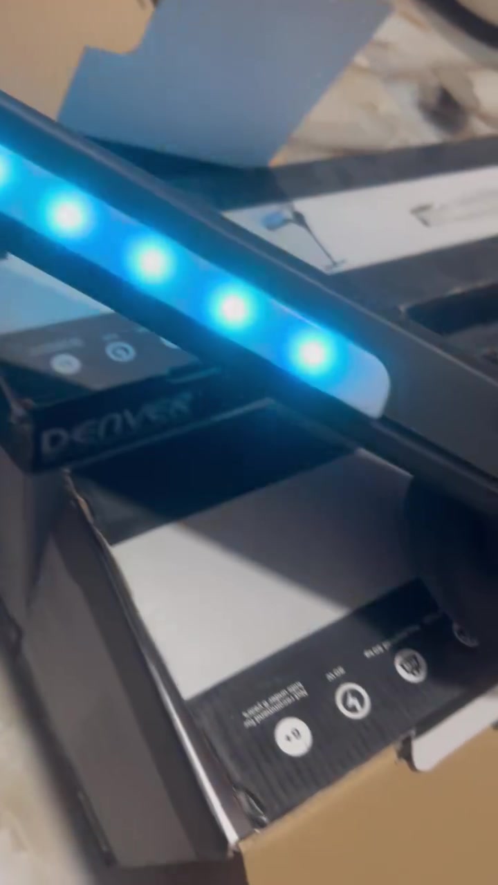 للبيع سكوتر كهربائي للأطفال  Denver SCK-5400 الأسود الأصلي بكرتونته بالة امزون  ومناسب حتى وزن 50 كجم، يتميز بمحرك مساعد قوة 80 واط وسرعة آمنة جداً 6 كم/ساعة ومزود بإضاءة LED ملونة في العجلات والجوانب مع فرامل قدم خلفية لضمان الأمان. بسعر مناسب تواصل عالخاص او واتساب ***********
