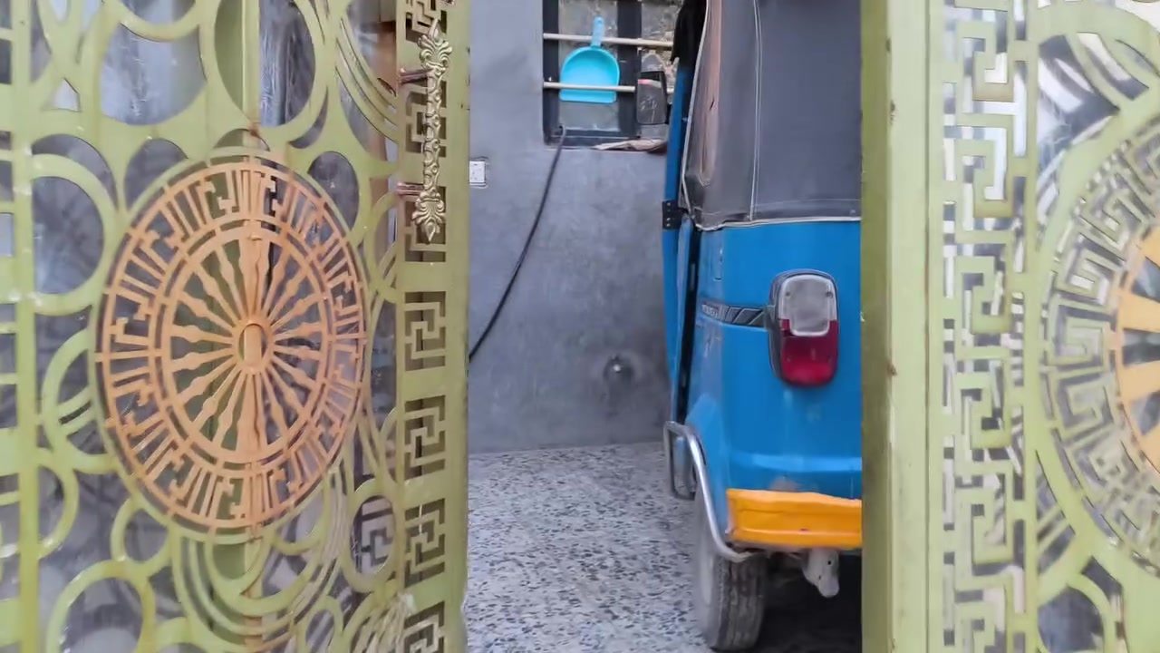 بيت للبيع الزعفرانيه شارع الزوراء يم اسواق الباشه او اسواق الورده بيت  على ڜارعين رابع فرع عن الشارع العام يم الجسر الجديد اسواق مريم مساحه البيت 190م طابق ونص غرف النوم عدد ٤ حمام عدد 3استقبال ومطبخ ومنور وترك خلف البيت كراج كبير زراعي رقم الهاتف***********) وتساب موجود البيت نضيف السعر  130 مليون وبي مجال للشراي
