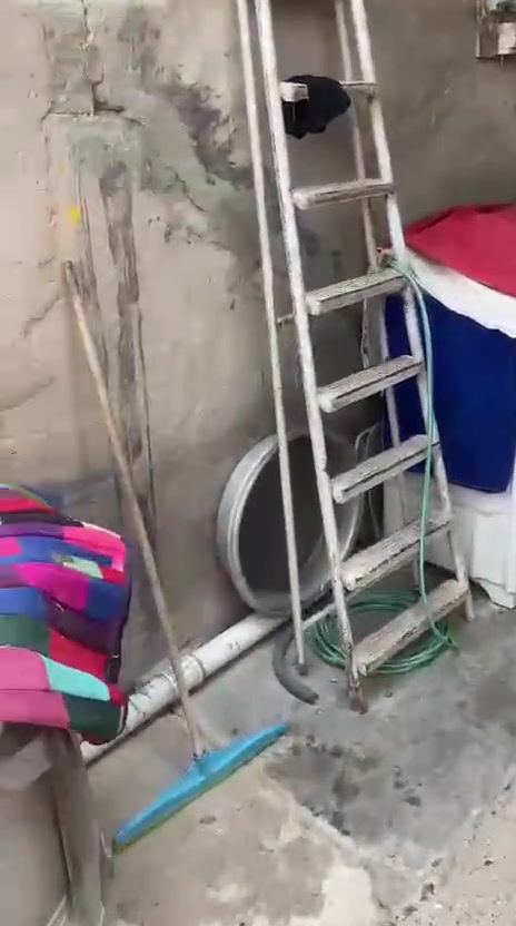 السلام عليكم بيت ١٢٥ متر للبيع خدمات مسقط بالأخير خلف سكله النور عالقمانيه للاستفسار الاتصال ***********
