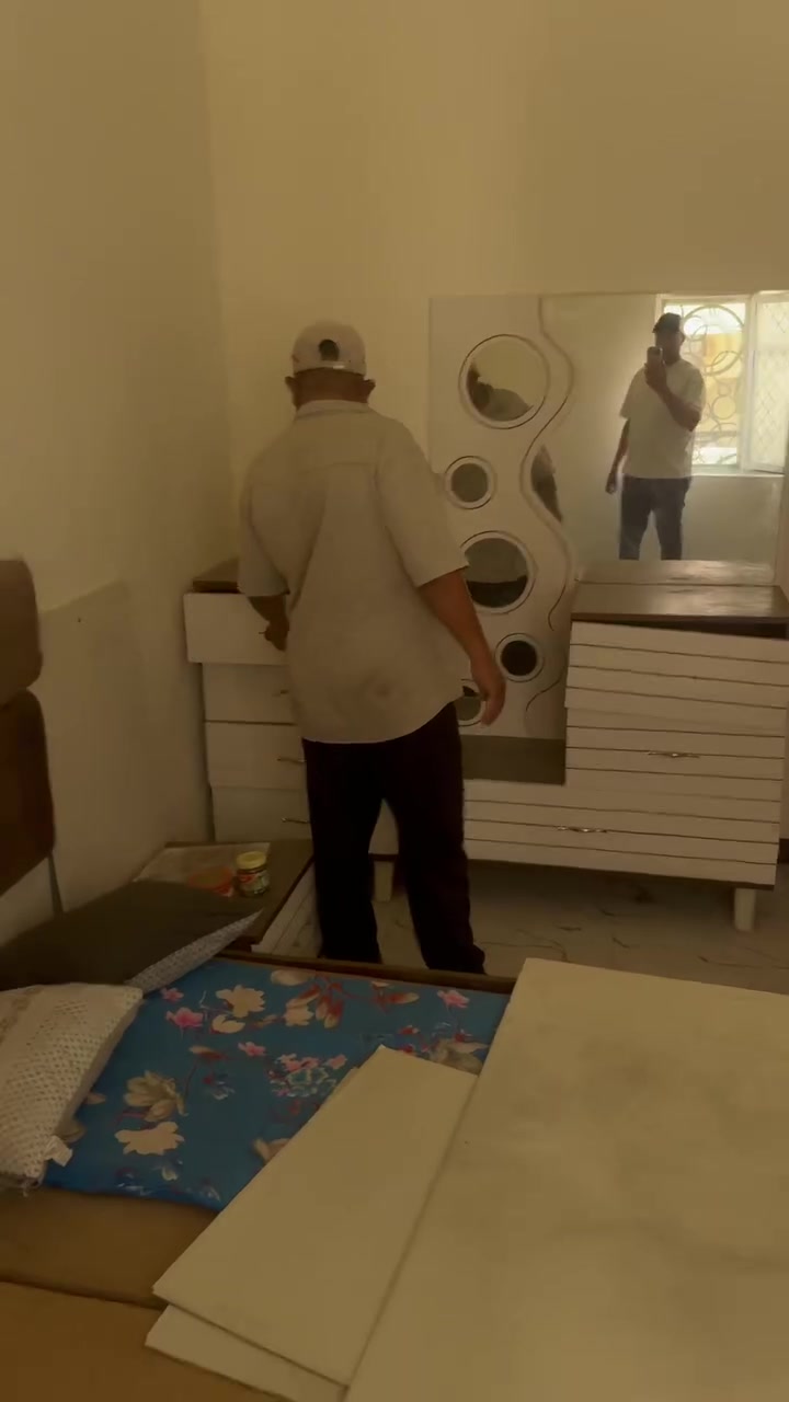 غرفه نوم تركيه للبيع مستعجل
بسعر ١٠٠ الف قفل 
مكاني الدوره
نضافتهه كدام عينكم 
***********  اي تفاصيل هذا رقمي

