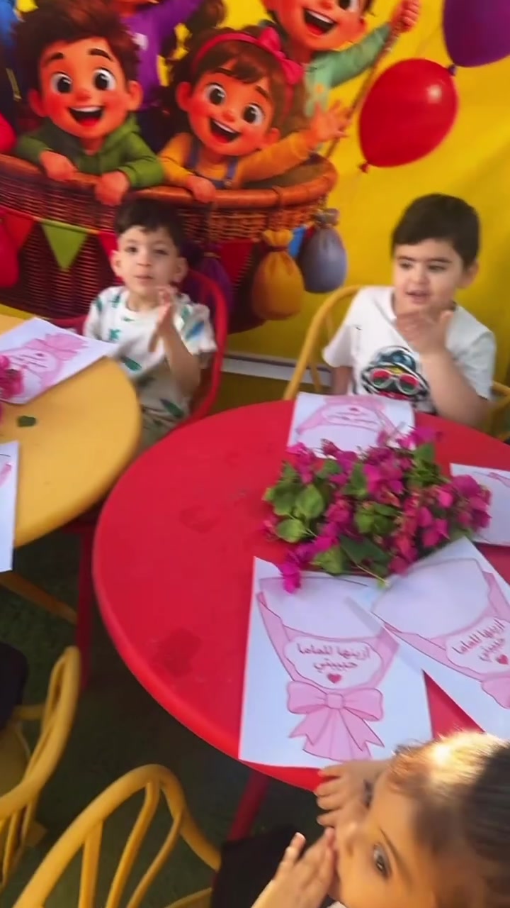 اليوم اطفالنا 👧👦
اختاروا الورد، جمعوه، وزينوا باقاتهم حتى ياخذوها لأغلى شخص 🤍ماما🤍يمكن الباقة بسيطة… بس الحب اللي بيها كبير جدًا 
Kids Academy… نعلّمهم الحب قبل كل شيء 🤍
