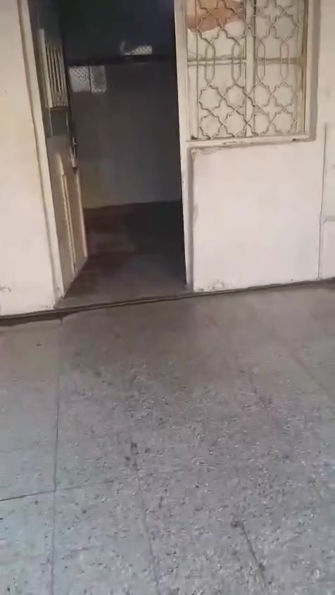 دار للأيجار فقط الارضي المساحه ٢٠٠ منطقة الملعب سوق سلاله خدمات كامله البيت جاهز من بنكات وكاونتر سنك كما موضح السعر ٤٠٠الف  الاتصال على الرقم *********** موجود واتساب
