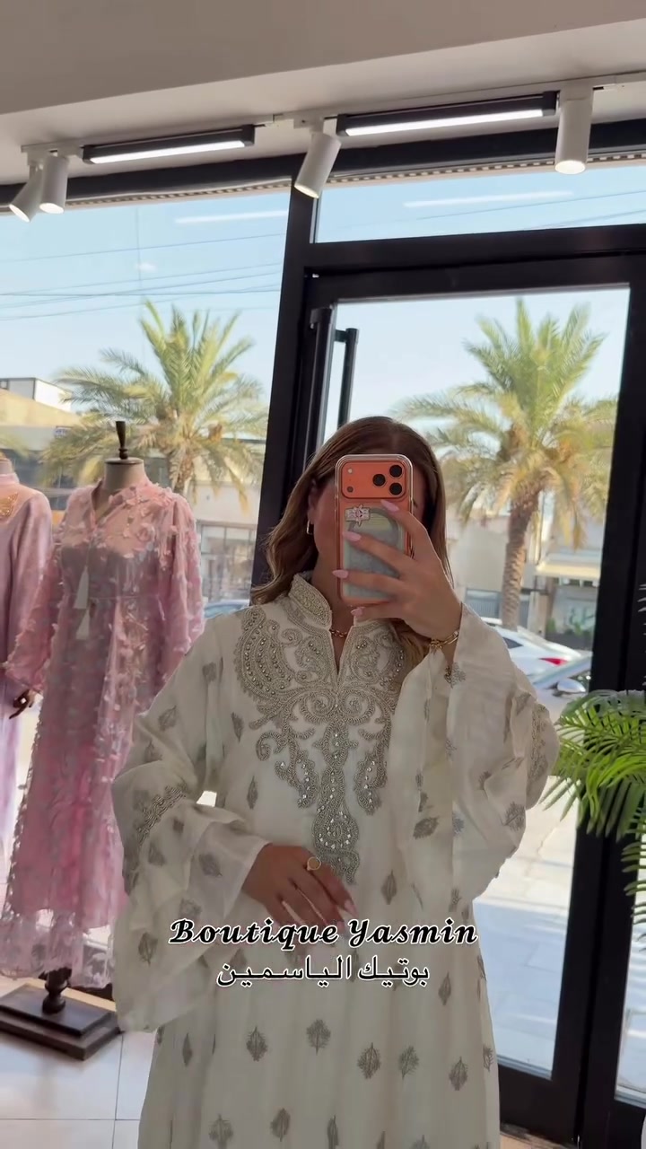 ⁨	جلابية أنيقة من ياسمين ✨🤍

السعر: 60 ألف
القياسات: S • M • L • XL • XXL

📍 العنوان: بغداد – السيدية – مدخل الإطفاء – شارع 40 – مقابل معهد اقرأ
📲 واتساب: ***********
