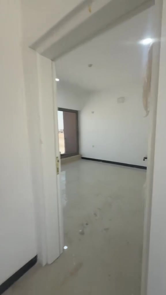 السلام عليكم ورحمة الله وبركاته
منزل 🏠 ٢٠٠ متر طابق ونصف 
٣ غرف نوم وصاله 
استقبال كراج سياره 
حديقة ومناور عدد ٢
فناء. وسطي 
صحيات عدد ٣
بلوك ٦ جاهز للسكن 
استلام مباشر 
كاش فقط 
للاستفسار الاتصال على الرقم 
***********
محمد الخليلي
