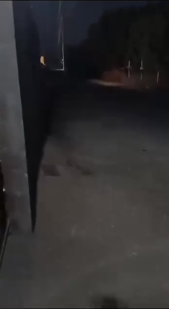 هذا العقار للبيع كربلاء المقدسة طريق النجف خلف جامعة العميد عامود ١٢٤١ طابو زراعة سند ٢٥ إقرار محكمة بناء طابوك جمهوري بناءً درجة أول ربع دونم يعني المساحة ٦٢٥ متر البناء البيت ٢٥٠ متر وحديقة ٣٧٥ متر ب غرفتين نوم ٤×٥ وصالة ٥×٨ ومطبخ ٤×٥ حار بارد استقبال ٥× ١٠ وصحيات في الحديقة يصلح حسني أو سكن الخدمات ماء كهرباء مجاري ويبعد عن الشارع العام ٥٠٠ متر استفسارات على الرقم التالي / ***********/ *********** أبو عصام الكربلائي
