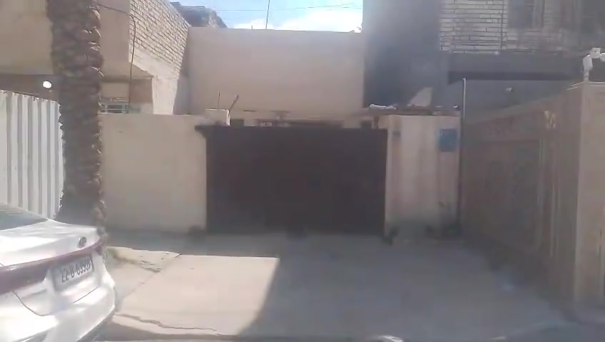 السلام عليكم دار للبيع مساحه 120متر واجهه 6والنزال 20يباع كامل او 70متر ب50 قطع  مكانه حي العامل قريب عل التنفيذ او اسواق الكفيل للاستفسار الانصال عل واتساب ***********
