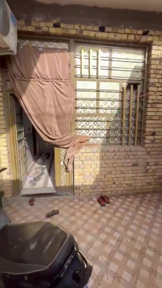 السلام عليكم بيت 🏠 طابو صرف 100 متر طابقين
المكان ناصريه تضحيه حي الكرامه نهايه شارع العياده 
بناء جديد عوزه ترتيب بصيط صبغ فقط 
يتكون طابق اول كونكريت من 
استقبال صاله غرفه مطبخ منور حمام داخلي صحيات خارجيه 
طابق ثاني عكاده غرف 2 +غرفه مسويه مخزن حمام داخل الصاله 
بيتونه صطح شتايكر 
ثالث فرع رابع بيت عن تبليط كامل خدمات 
135وبي مجال 
تواصل وستفسار اكثر 📞 
***********
