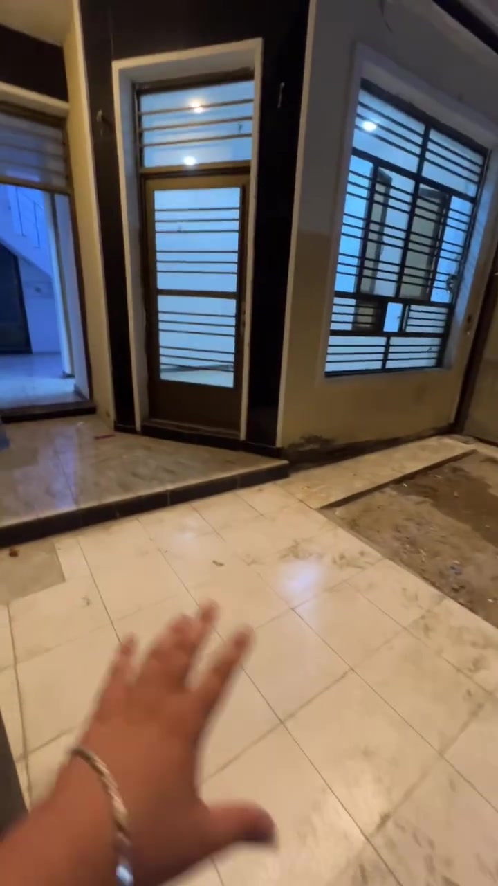 السلام عليكم بيت للايجار بمنطقة الغزالية قرب  المجمع السويسري قريب علخط السريع البيت يحتوي علة ٤ نوم +٢ خدمات +مطبخ وصالة بناء حديث ومصبوغ جديد.
***********
